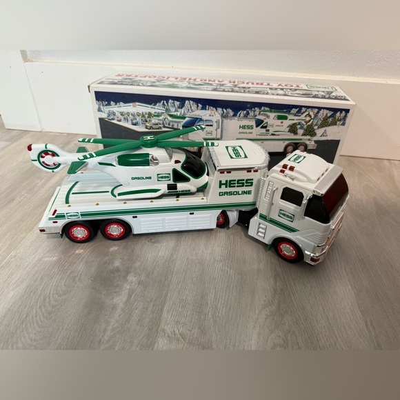2006 HESS COLLECTIBLE TOY TRUCK AND HELICOPTER NEW IN BOX - Picture 5 of 7